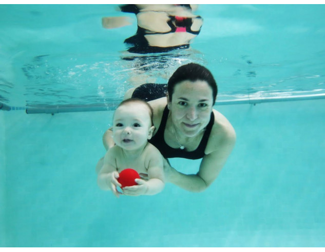 bebé nadando agua piscina verano